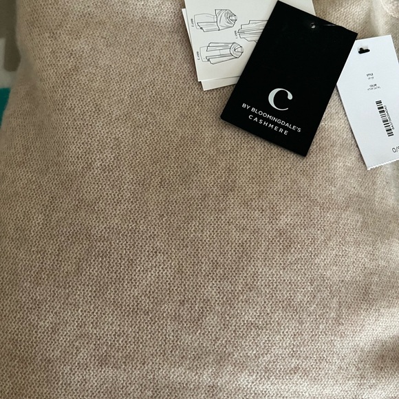 Cashmere wrap from Bloomingdale’s - Picture 3 of 4